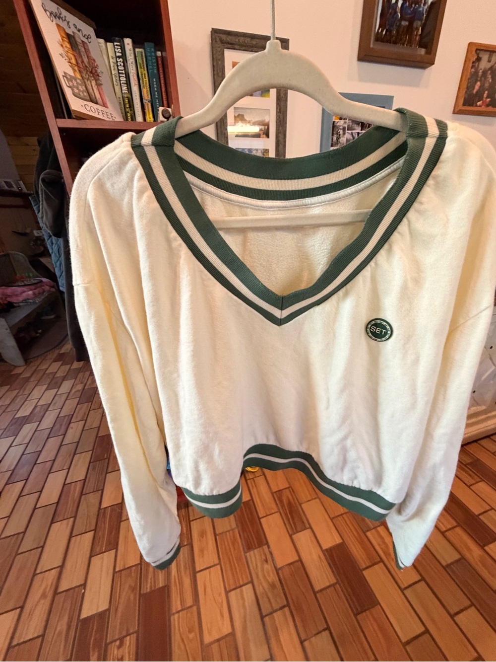 SET Active Cream V‑Neck Sweatshirt with Green Trim